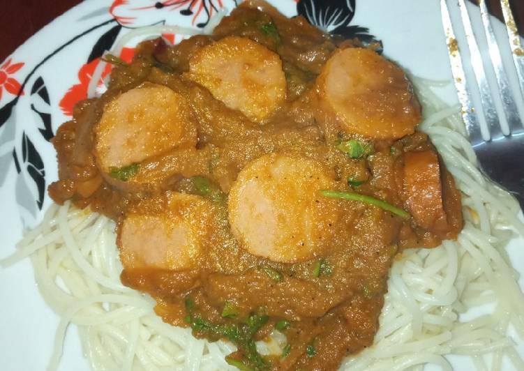 Spaghetti and sauce with sausages