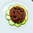 Tartar de atún con calabacín y alcaparras