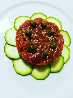 Una foto de Tartar de atún con calabacín y alcaparras