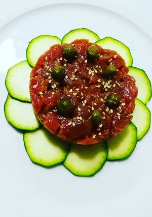 Foto principal de Tartar de atún con calabacín y alcaparras