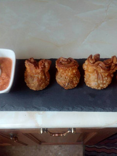 Una foto de Gazpacho de sandía con saquitos de morcilla y queso de cabra