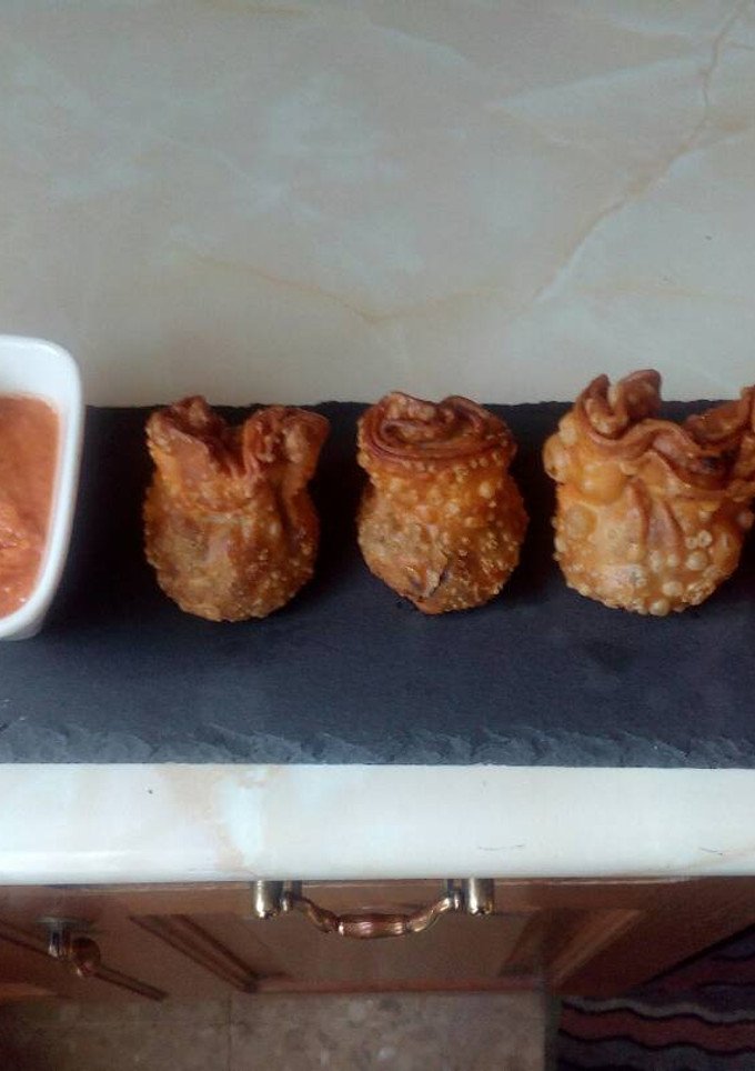 Una foto de Gazpacho de sandía con saquitos de morcilla y queso de cabra