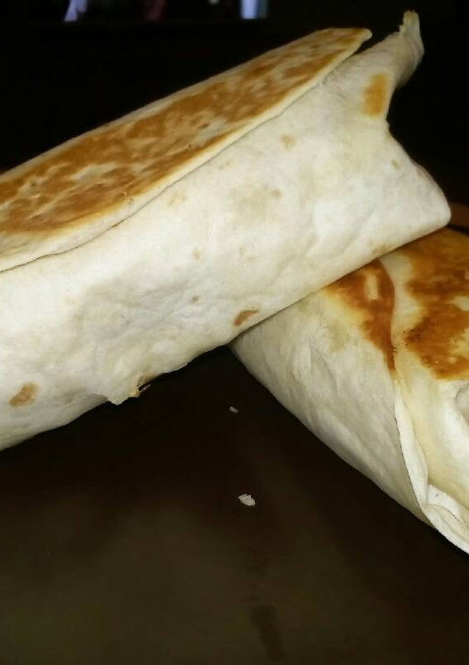 Una foto de Burritos de Pollo y Chorizos