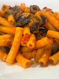 Tortiglioni con Melanzane, Acciughe, Pomodori Freschi e Olive Nere