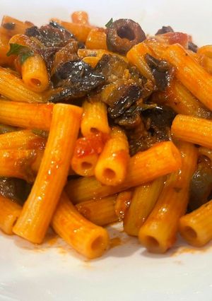 Foto di Tortiglioni con Melanzane, Acciughe, Pomodori Freschi e Olive Nere