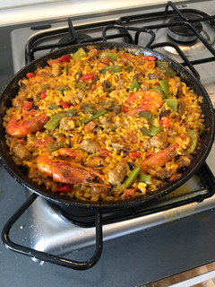 Una foto de Paella de marisco y carne