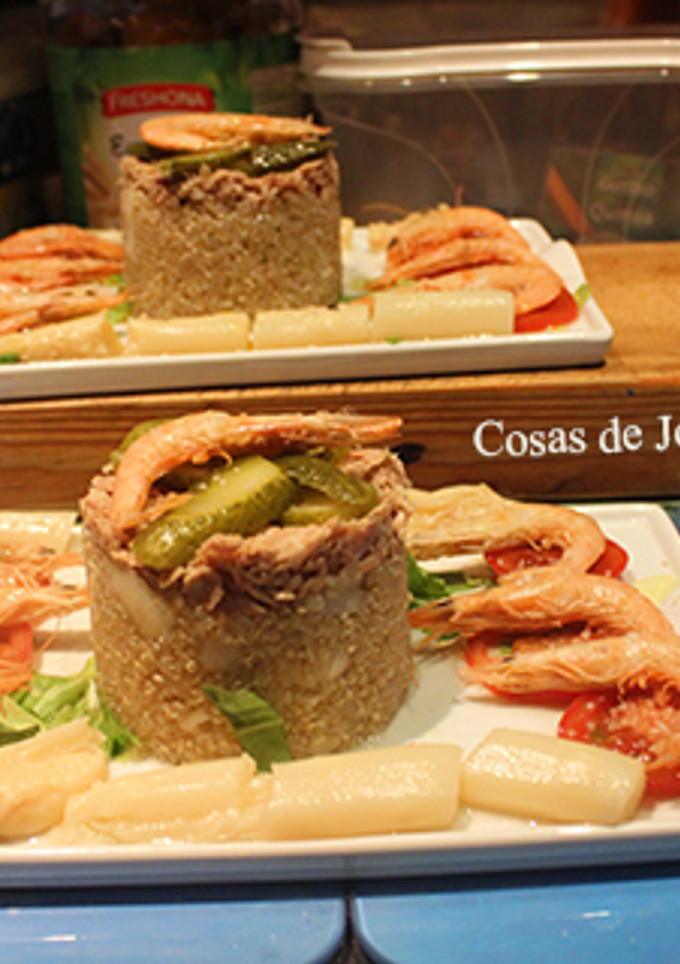 Una foto de Quinoa con wakame y gambas saladas