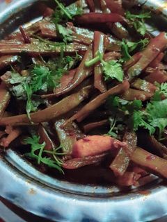 गवारीच्या शेंगा (gwarichya shenga recipe in marathi) रेसिपी चे मुख्य फोटो