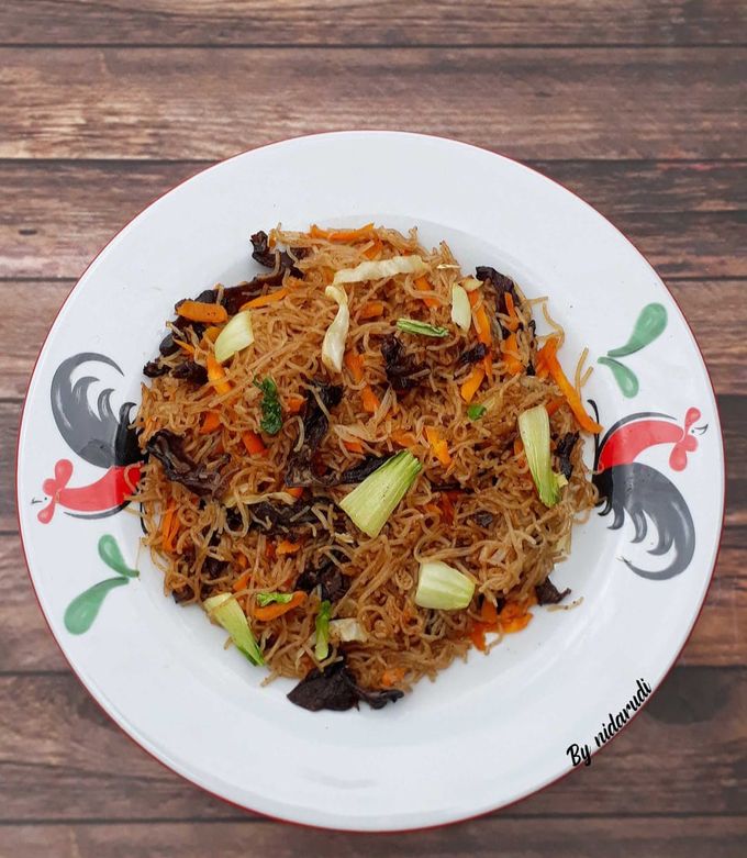 Bir yigit kalta shim kiyib yuradi