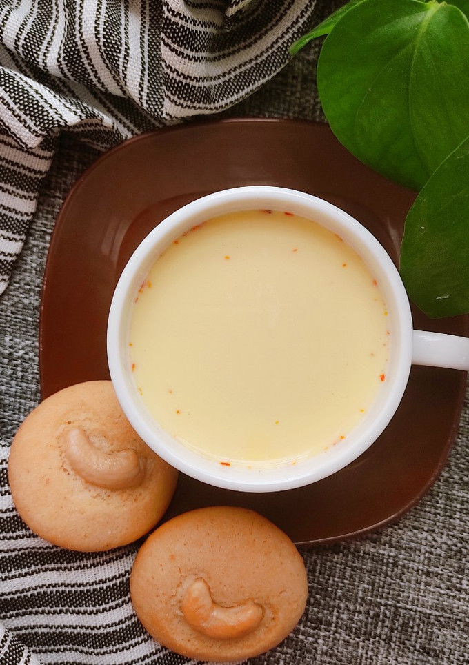 عکسی از دستور شیر زعفران عسلی
