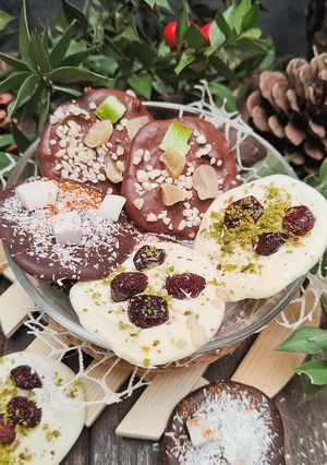 Foto di Mendiants di cioccolato e frutta secca