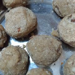 A picture of Wheat flour ladoo.