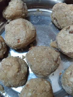 A picture of Wheat flour ladoo.