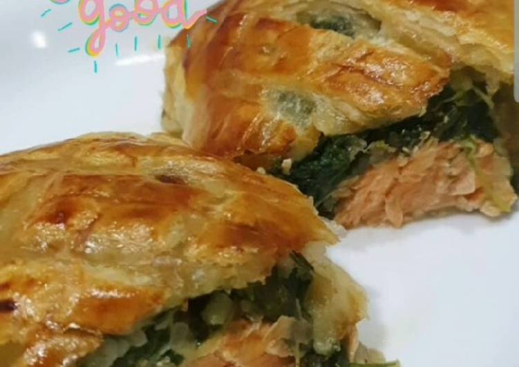 Salmon En Croute (Salmon Wellington Puff)