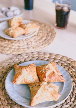 A picture of "Samsa" or Samosa with chicken.