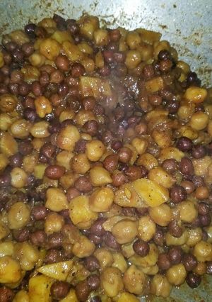 A picture of Chana aloo.