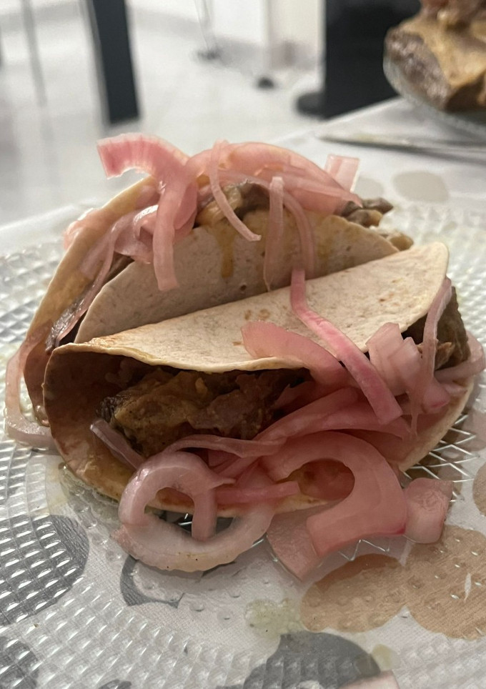 Una foto de Taco de costilla de vaca adobada con miel y vermut de Reus