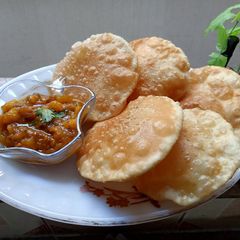 A picture of Kachori aur aloo ki tarkari.