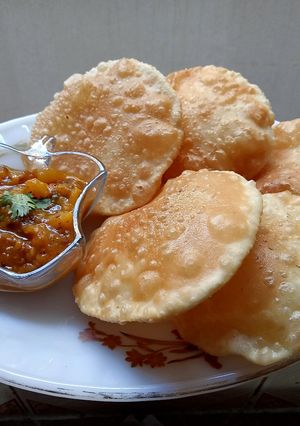 A picture of Kachori aur aloo ki tarkari.