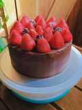 Pastel de ganache con frutos rojos