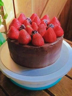 Una foto de Pastel de ganache con frutos rojos