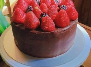 Una foto de Pastel de ganache con frutos rojos