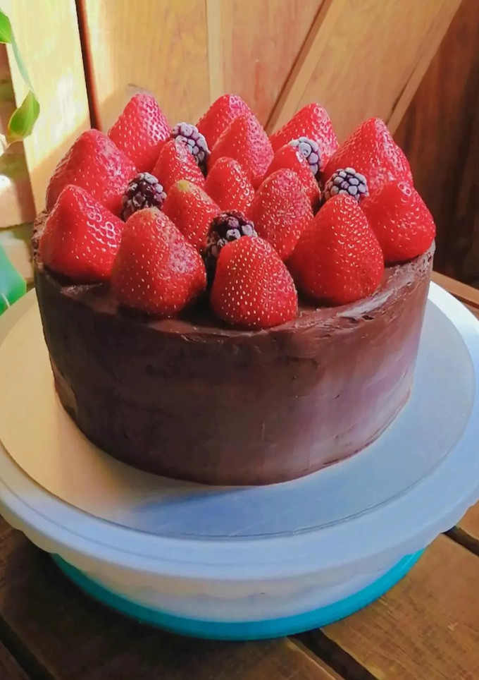 Una foto de Pastel de ganache con frutos rojos