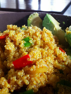 Una foto de Quinoa con verduras