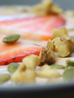 Una foto de 😉 Yogur griego casero vegano de fresa y tofu - 👉 Desayunos veganos fáciles y saludables