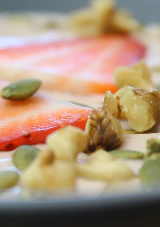 Una foto de 😉 Yogur griego casero vegano de fresa y tofu - 👉 Desayunos veganos fáciles y saludables