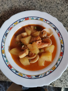 Una foto de Estofado de patatas con pescado. 🥔🦐🦑🐟🍲