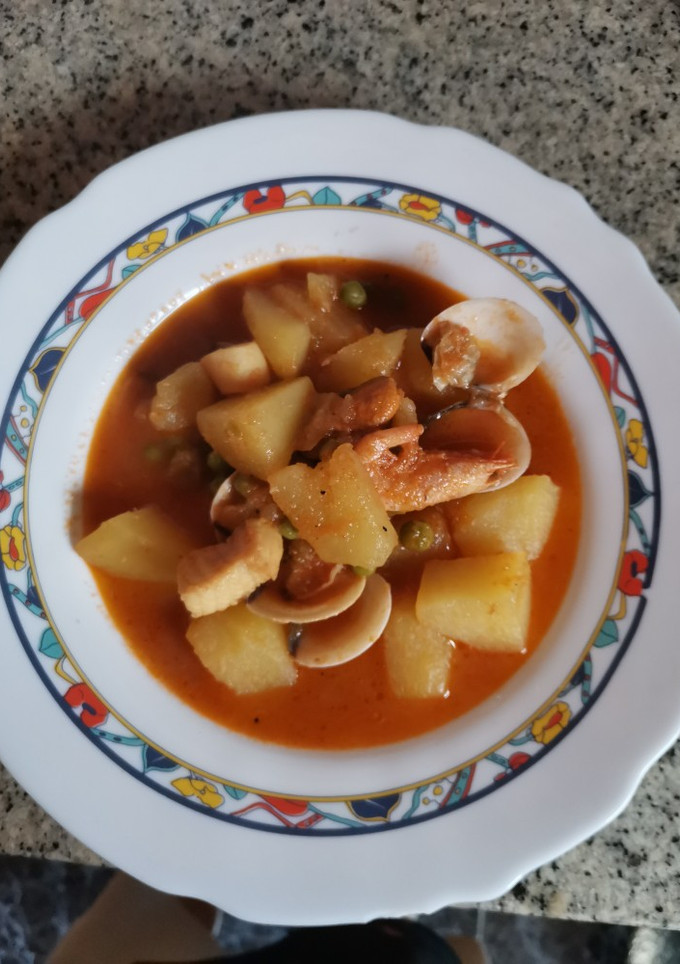 Una foto de Estofado de patatas con pescado. 🥔🦐🦑🐟🍲