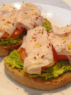 Una foto de Tosta de aguacate y pavo