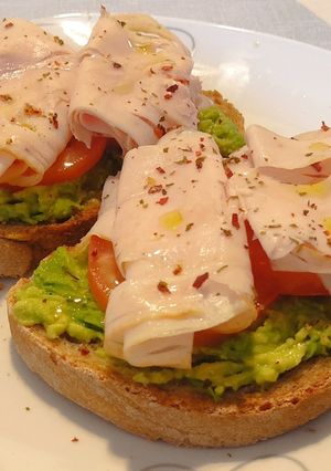 Una foto de Tosta de aguacate y pavo