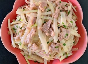 Hình của món Su hào xào thịt heo.