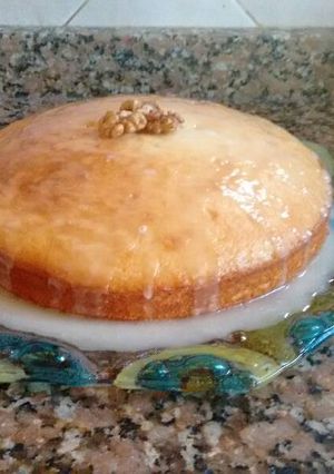 Una foto de Bizcochuelo de yogurt con glasé de limón