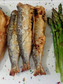 Una foto de Lenguado y sardinas fritas con espárragos a la plancha