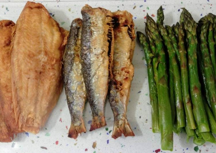 Lenguado y sardinas fritas con espárragos a la plancha