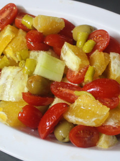 Una foto de Ensalada de naranja y tomate con aceitunas