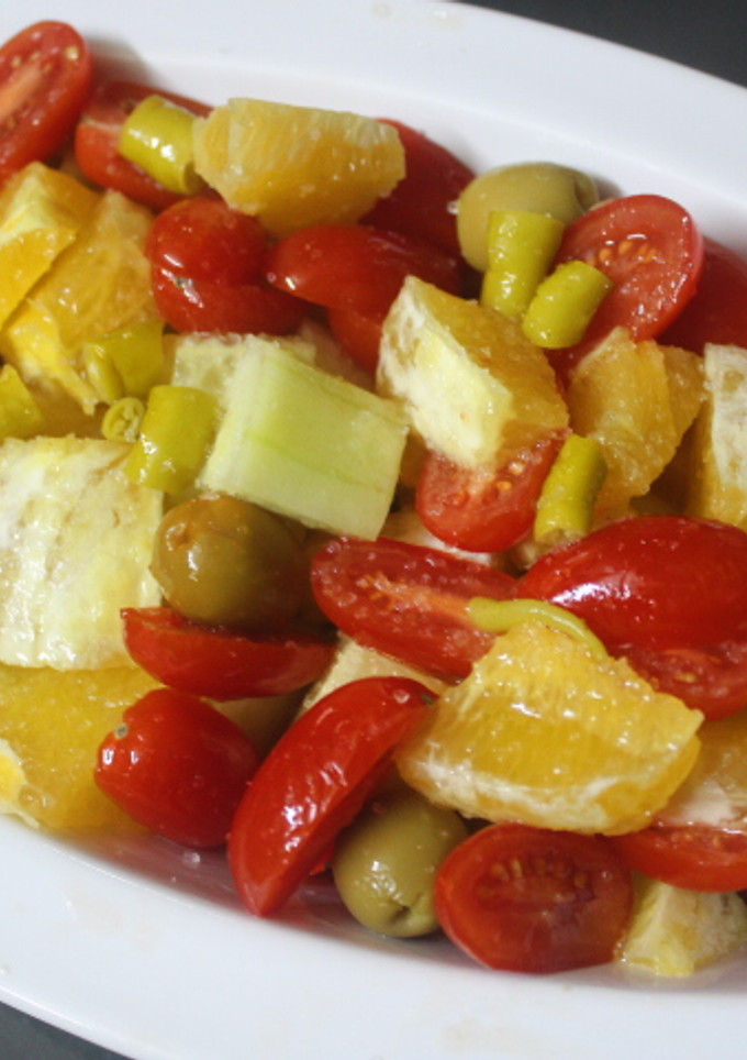 Una foto de Ensalada de naranja y tomate con aceitunas