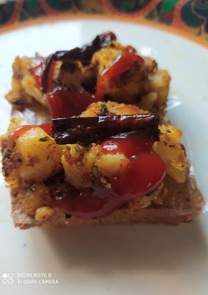 टोस्ट विद चटपटे पोटैटोज(Toast with chatpate potatoes recipe in hindi) रेसिपी मुख्य फोटो