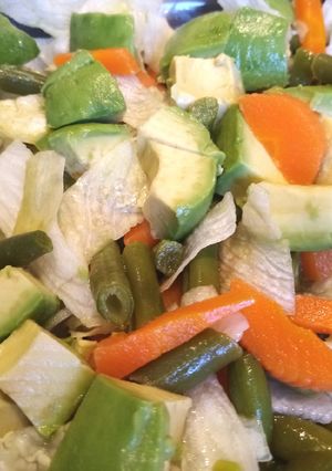 Una foto de Ensalada Mixta con Lechuga, Vainitas, Zanahoria y Palta