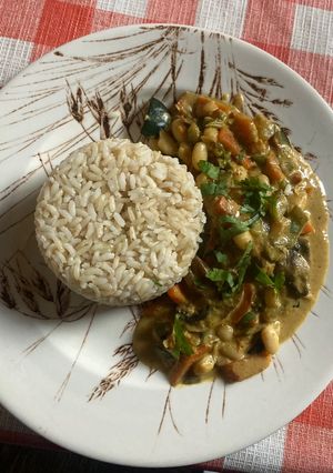 Una foto de Curry de alubias con arroz