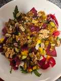 Ensalada de rúcula, cecina, mango y rulo de cabra con vinagreta de mostaza y miel