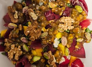 Foto principal de Ensalada de rúcula, cecina, mango y rulo de cabra con vinagreta de mostaza y miel