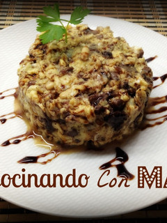 Una foto de Revuelto de morcilla y piñones