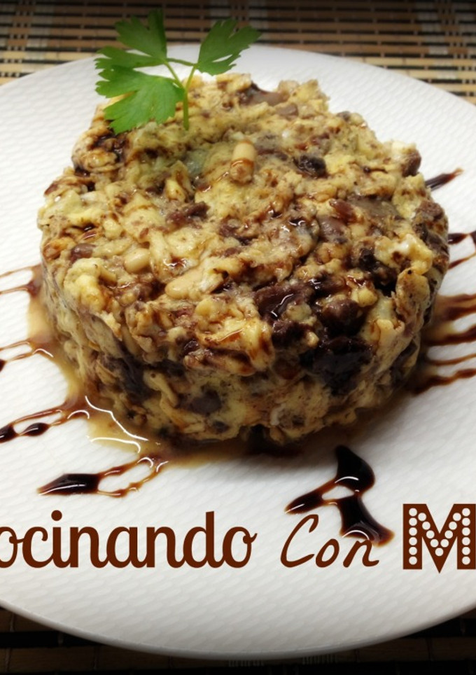 Una foto de Revuelto de morcilla y piñones