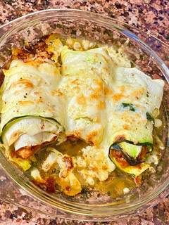 Una foto de Canelones de calabacín rellenos de bonito