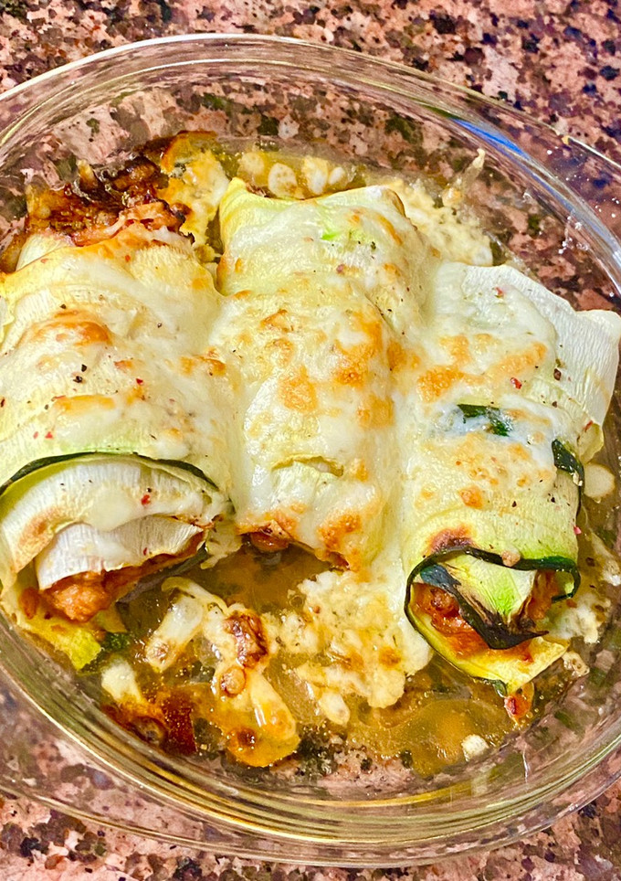 Una foto de Canelones de calabacín rellenos de bonito
