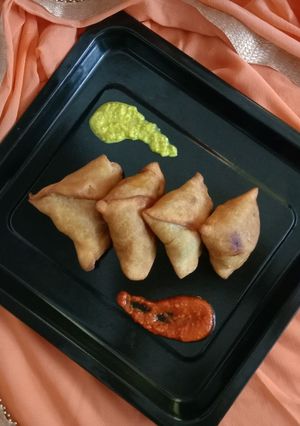 સમોસા (Samosa Recipe in Gujarati) રેસીપી મુખ્ય ફોટો